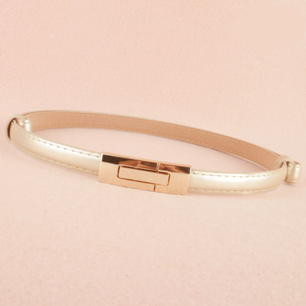 Σύγχρονη γυναικεία ζώνη με μεταλλικά στοιχεία