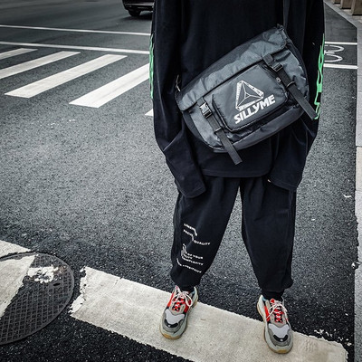 Vīriešu ikdienas tekstila soma ar garu rokturi un uzrakstu