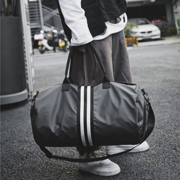 Ανδρική καθημερινή τσάντα με μακρές και κοντές λαβές κατάλληλη για ταξίδια