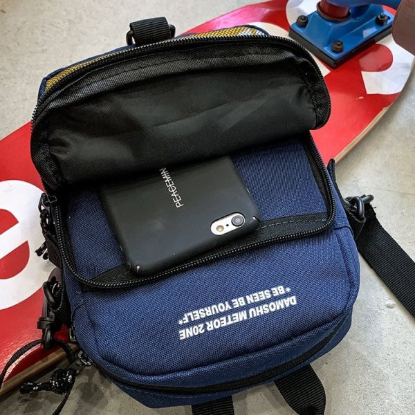 Ikdienas vīriešu soma ar garu rokturi un uzrakstu