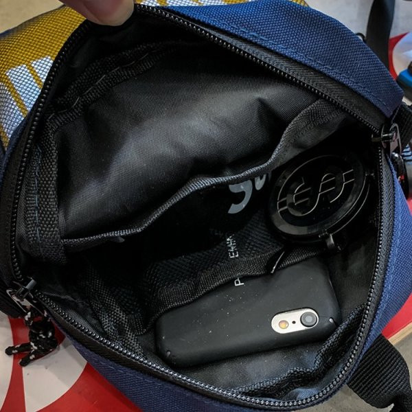 Ikdienas vīriešu soma ar garu rokturi un uzrakstu