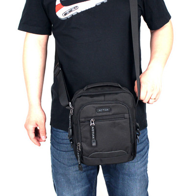 Lezser férfi válltáska textilből