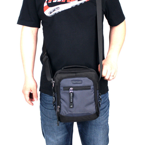 Lezser férfi válltáska textilből