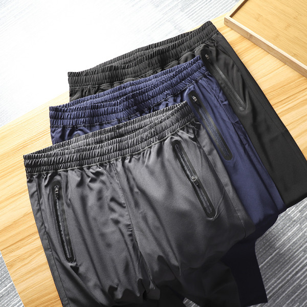 Pantaloni barbatesti cu buzunare si fermoar