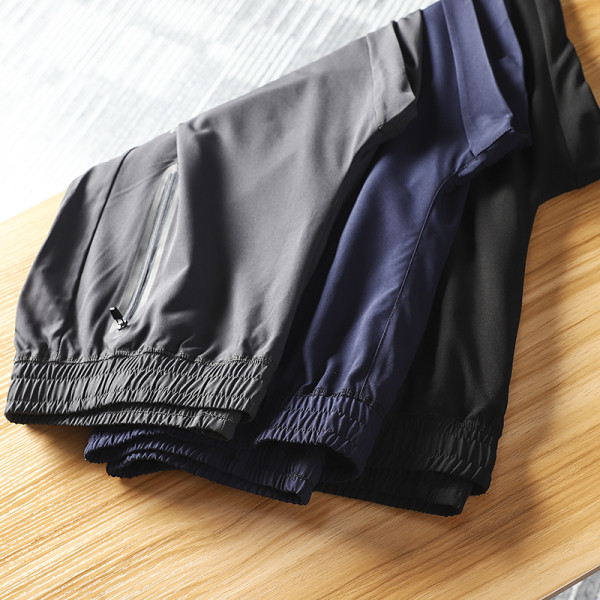 Pantaloni barbatesti cu buzunare si fermoar