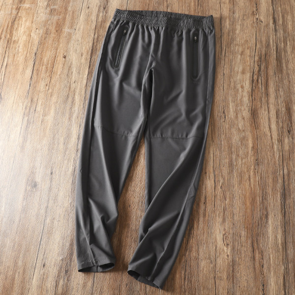 Pantaloni barbatesti cu buzunare si fermoar