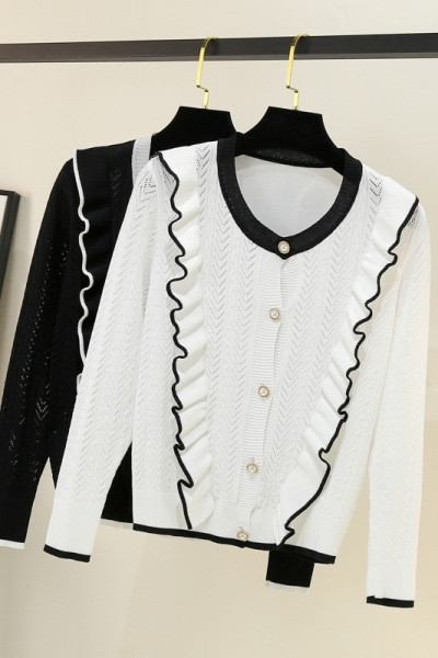 Új modell női kardigán fürtökkel és gombokkal