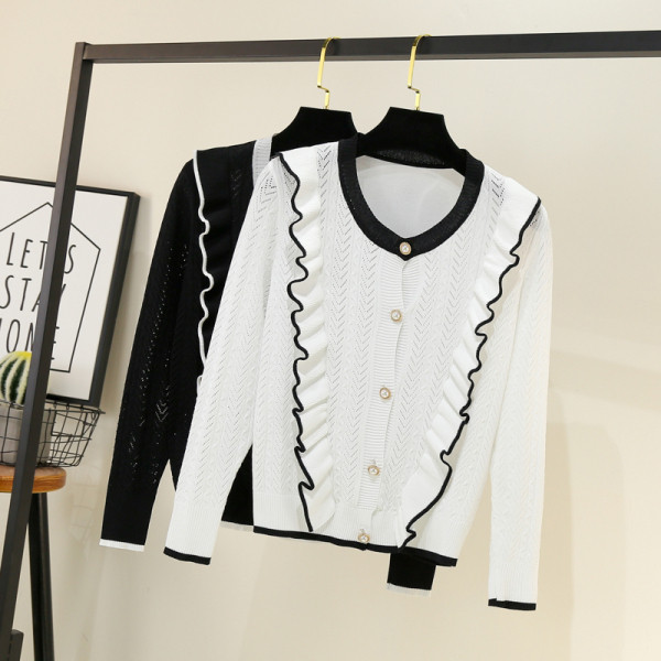 Új modell női kardigán fürtökkel és gombokkal