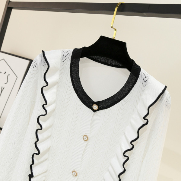 Új modell női kardigán fürtökkel és gombokkal