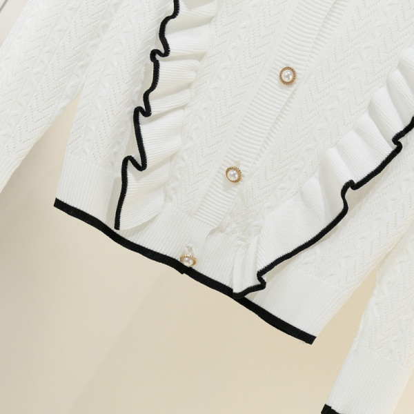 Új modell női kardigán fürtökkel és gombokkal