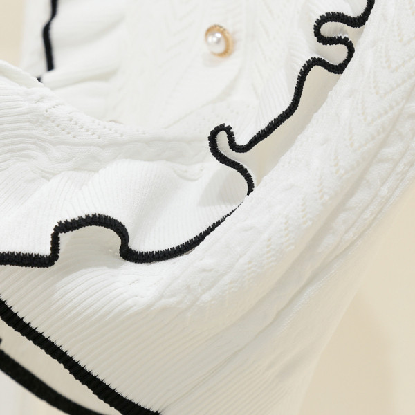 Új modell női kardigán fürtökkel és gombokkal