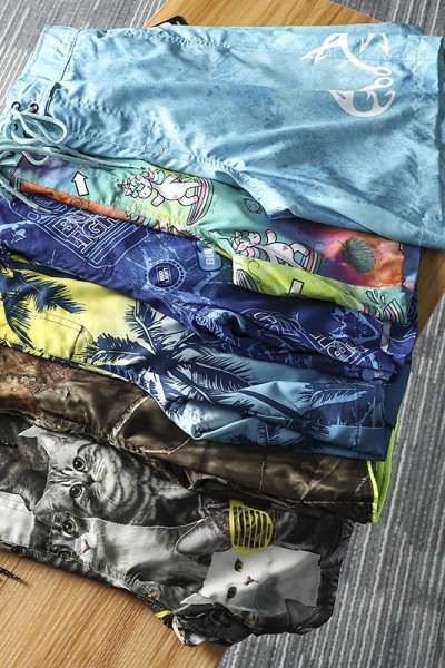 Vīriešu pludmales šorti ar saitēm un kabatām