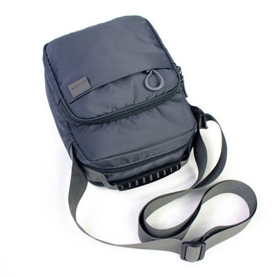 Vīriešu ikdienas soma ar rāvējslēdzēju un diviem rokturiem