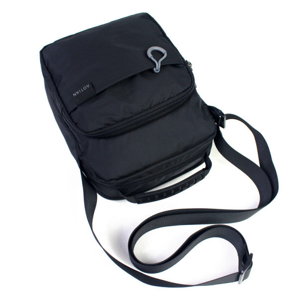 Vīriešu ikdienas soma ar rāvējslēdzēju un diviem rokturiem