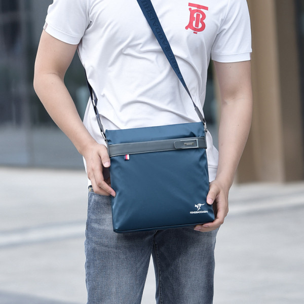 Férfi textiltáska hosszú füllel és cipzárral