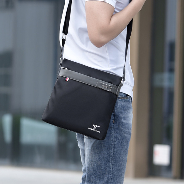 Férfi textiltáska hosszú füllel és cipzárral