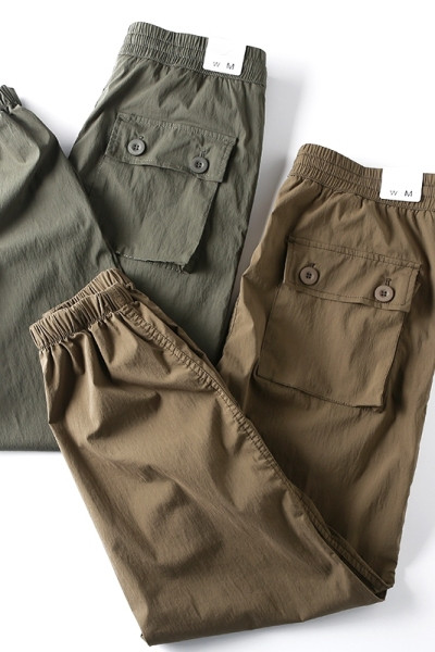 Moodsad taskutega ja kummiga meeste püksid