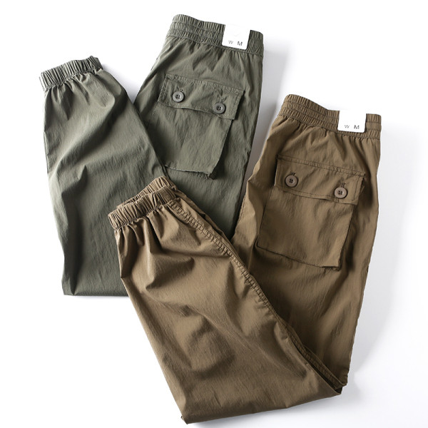 Moodsad taskutega ja kummiga meeste püksid