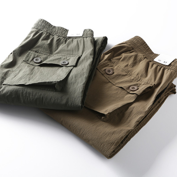 Moodsad taskutega ja kummiga meeste püksid