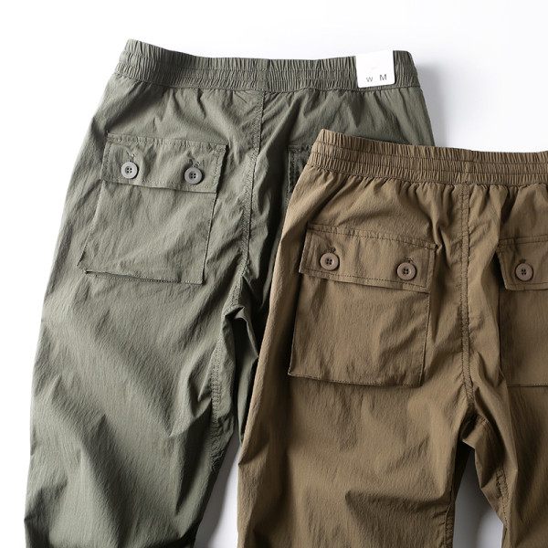 Moodsad taskutega ja kummiga meeste püksid