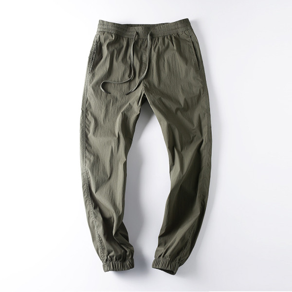 Moodsad taskutega ja kummiga meeste püksid