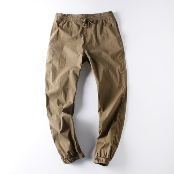 Moodsad taskutega ja kummiga meeste püksid