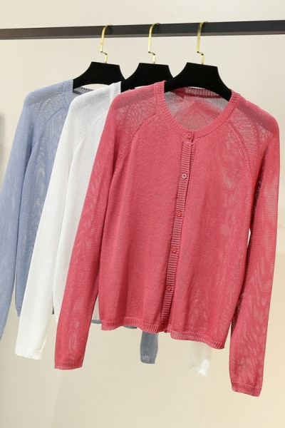 Uue mudeli naiste kampsun ovaalse dekoltee ja nööpidega