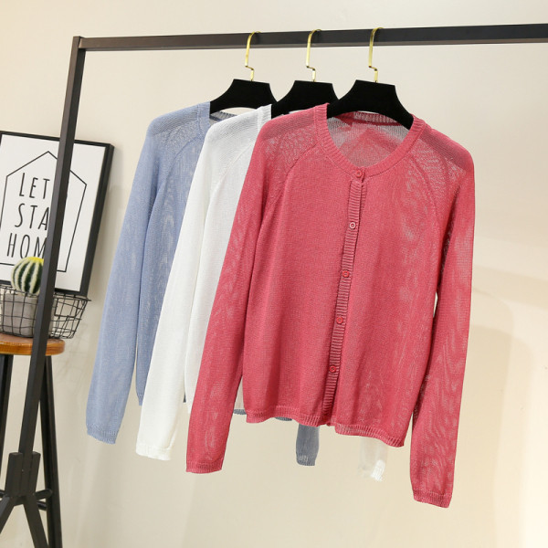 Uue mudeli naiste kampsun ovaalse dekoltee ja nööpidega