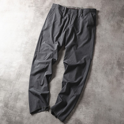 Μοντέρνο ανδρικό παντελόνι με τσέπες