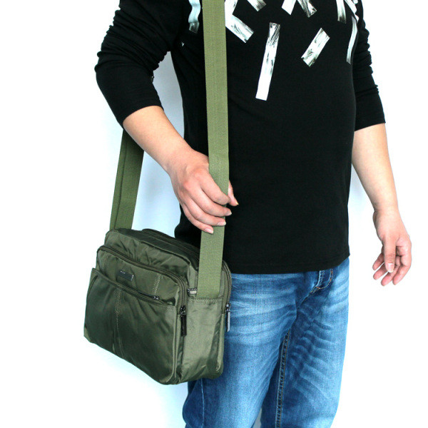 Laptophoz megfelelő férfi táska hosszú fogantyúval