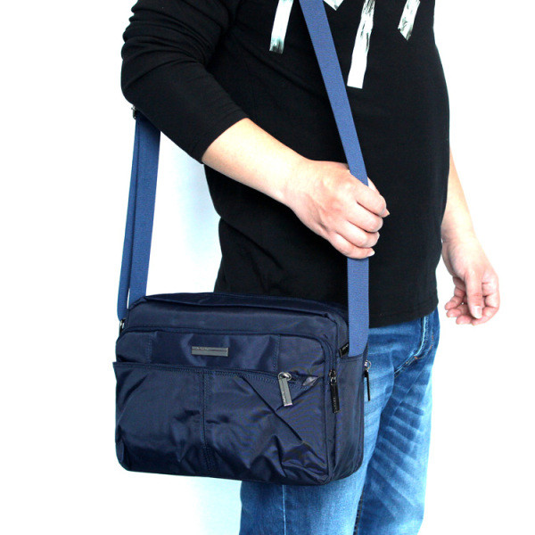 Laptophoz megfelelő férfi táska hosszú fogantyúval