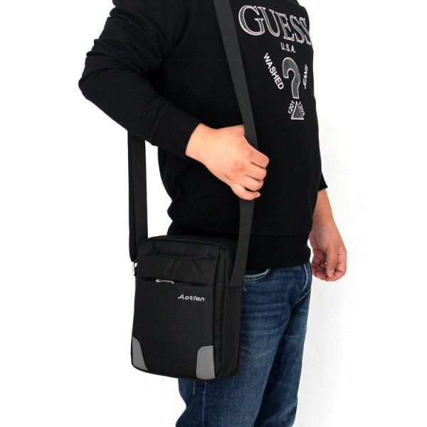 Vīriešu soma trīs krāsās un ar garu rokturi