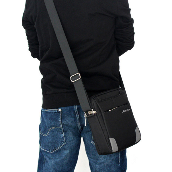 Vīriešu soma trīs krāsās un ar garu rokturi