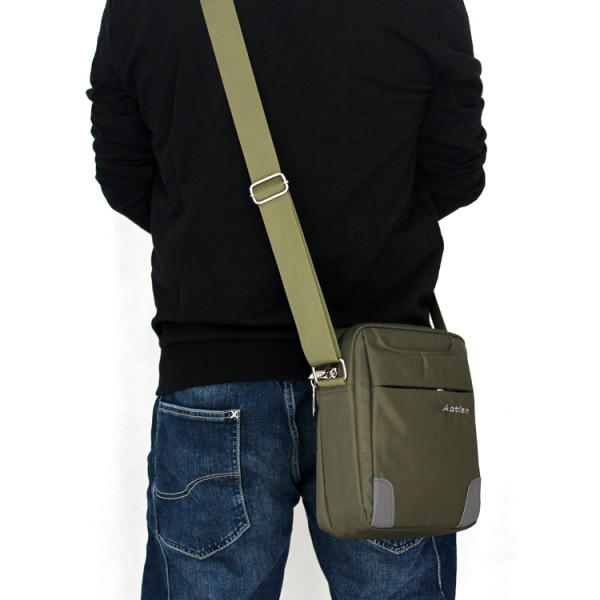 Vīriešu soma trīs krāsās un ar garu rokturi