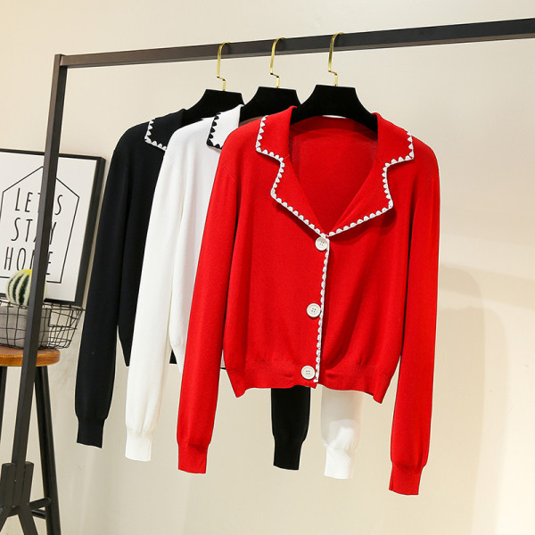 Sieviešu ikdienas veste - ar pogām un garām piedurknēm