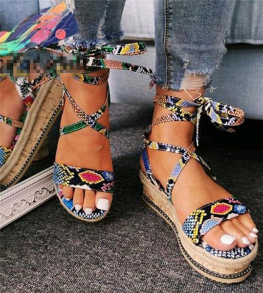 Moodsad kunstnahast rihmadega naiste platvormsandaalid