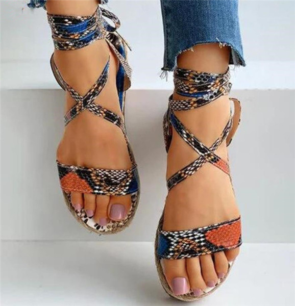 Moodsad kunstnahast rihmadega naiste platvormsandaalid