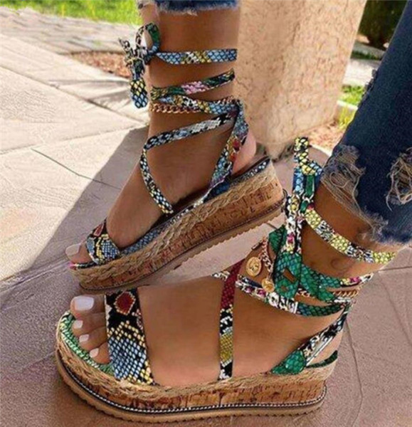 Moodsad kunstnahast rihmadega naiste platvormsandaalid