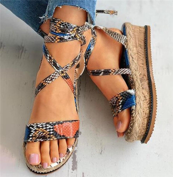 Moodsad kunstnahast rihmadega naiste platvormsandaalid