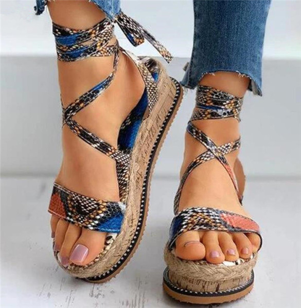 Moodsad kunstnahast rihmadega naiste platvormsandaalid