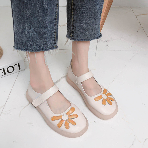 Γυναικεία casual παπούτσια με δερμάτινο λουλούδι