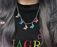 Sieviešu kaklarota ar piekariņiem tauriņa formā