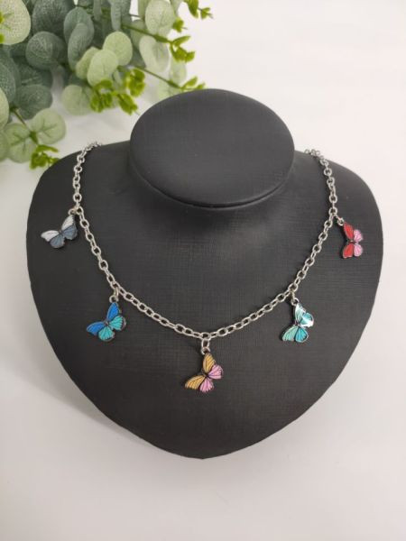 Sieviešu kaklarota ar piekariņiem tauriņa formā