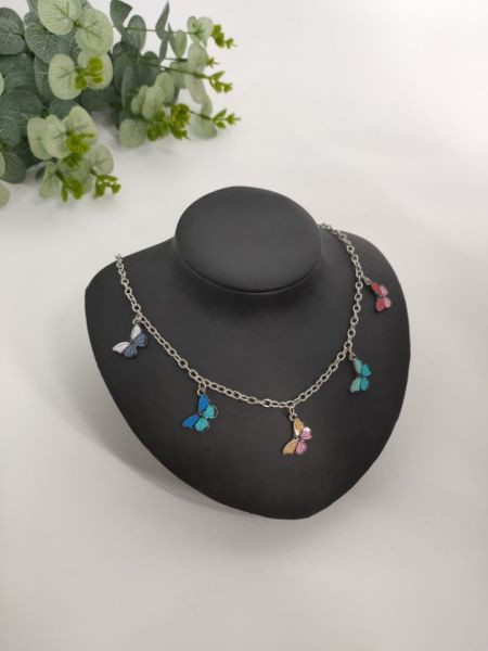 Sieviešu kaklarota ar piekariņiem tauriņa formā