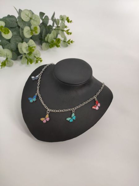 Sieviešu kaklarota ar piekariņiem tauriņa formā