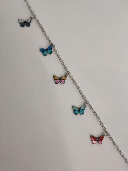 Sieviešu kaklarota ar piekariņiem tauriņa formā