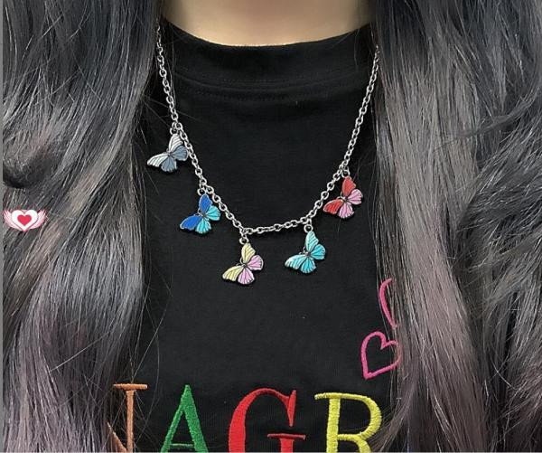 Sieviešu kaklarota ar piekariņiem tauriņa formā