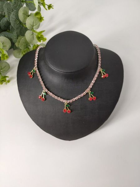 Sieviešu kaklarota ar piekariņiem ķiršu formā