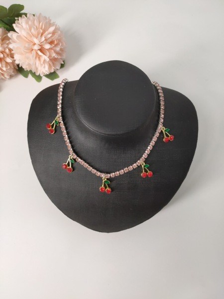 Sieviešu kaklarota ar piekariņiem ķiršu formā