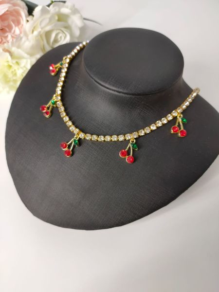 Sieviešu kaklarota ar piekariņiem ķiršu formā